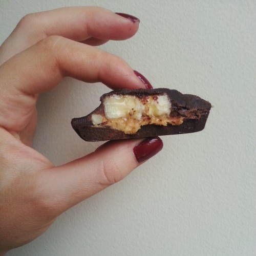 Raw chocolate banana peanut butter cups by She cant eat what